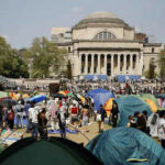 Die Columbia University Boegen zum Druck des Bundes und stimmt