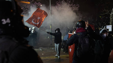 Grosse Proteste zur Unterstuetzung des inhaftierten Buergermeisters Sweep tuerkiye Videos