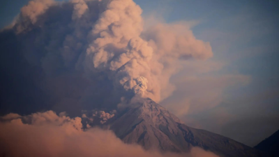 Guatemalas Feuervulkan bricht aus spuckte massive Rauchwolke Uhr