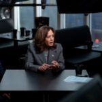 Kamala Harris forderte waehrend des Interviews Stuehle mit einer Beinhoehe