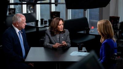 Kamala Harris forderte waehrend des Interviews Stuehle mit einer Beinhoehe