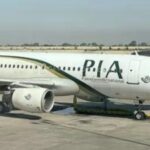 Pakistan International Airlines Fluglaender in Lahore wobei ein Hinterrad fehlt