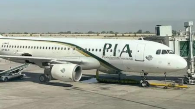 Pakistan International Airlines Fluglaender in Lahore wobei ein Hinterrad fehlt