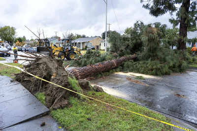 Schwere Stuerme Tornados und Waldbraende anrichten Chaos in den USA