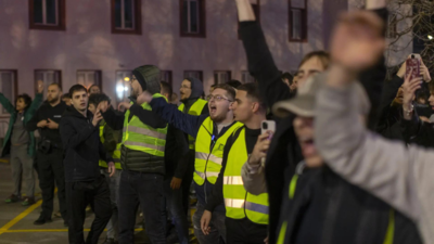 Serbienproteste Die Demonstranten blockieren das serbische Fernsehgebaeude des Hauptstaates waehrend