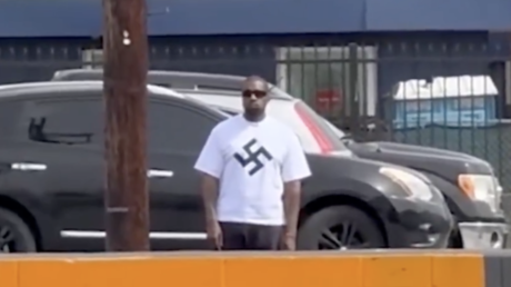 Sie zeigen das Hakenkreuz T Shirt in LA RT Entertainment