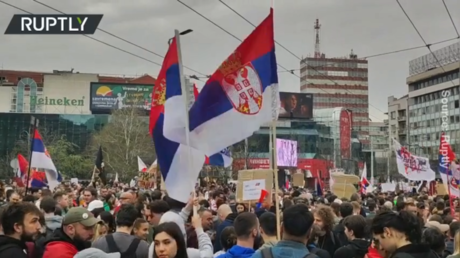 Tausende gehen auf Strassen in Belgrad fuer die Regierungsrallye Video World