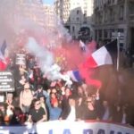 Tausende protestieren in Paris gegen die Verteidigungspolitik von Macron Video