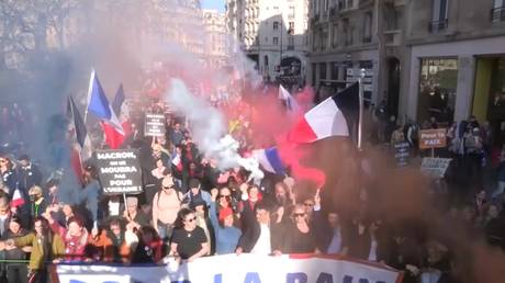 Tausende protestieren in Paris gegen die Verteidigungspolitik von Macron Video