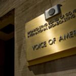 Trump schneidet die Finanzierung der Voice of America Trump Anzeichen