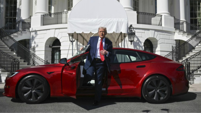 Trump testet ethische Grenzen und kauft Tesla auf dem Gelaende