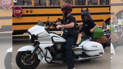 WATCH Mobbierte Kinderveraenderungen nachdem Biker Gang ihn aus der Schule