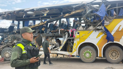 Zwei Passagierbusse kollidieren und toeten mindestens 37 in Bolivien Polizei