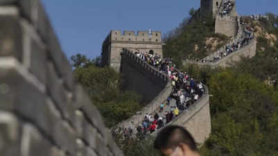 Zwei japanische Touristen die fuer unanstaendige Fotos an der Great