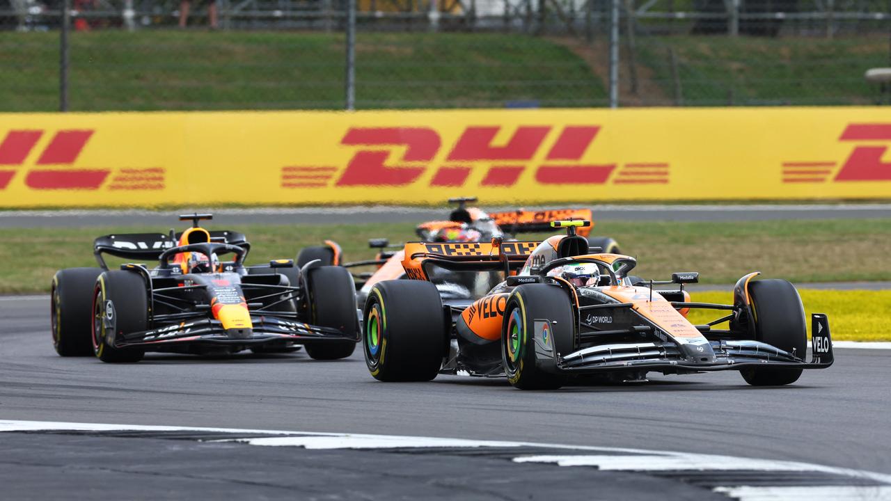 Image de la vidéo: Norris prend la tête de Verstappen au Grand Prix de Grande-Bretagne