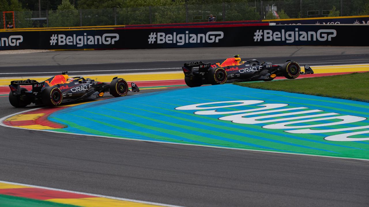Beeld uit video: Verstappen haalt teamgenoot Pérez in en pakt leiding op Spa