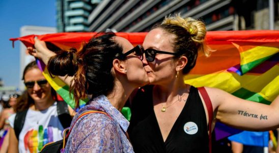 Adelante Andalucia convoque un baiser devant le siege de Vox