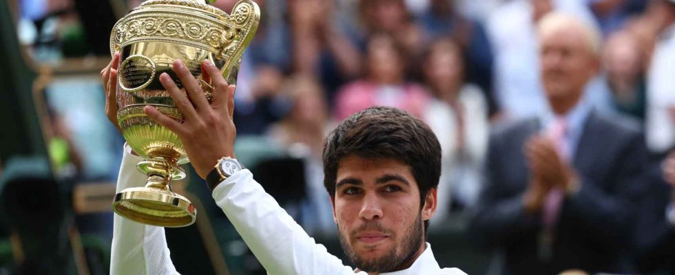 Alcaraz simpose a Wimbledon comme le roi du tennis battant