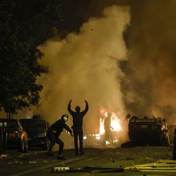 Au moins 471 personnes arretees lors de la quatrieme nuit