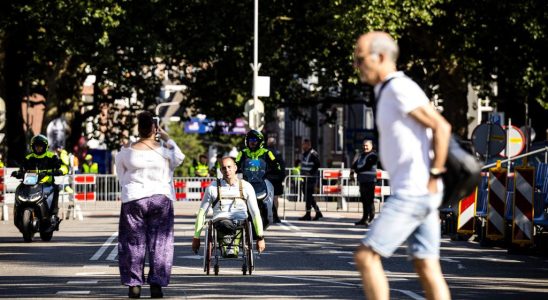 De nombreux evanouissements dus a une combinaison deffort de chaleur