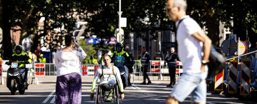 De nombreux evanouissements dus a une combinaison deffort de chaleur