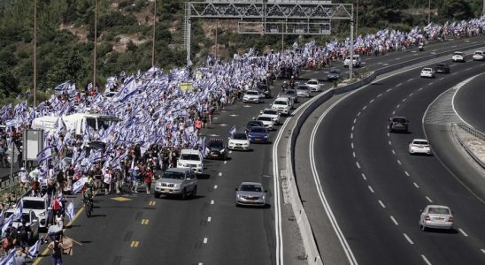 Des dizaines de milliers dIsraeliens marchent sur la Knesset dans