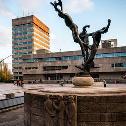 Eindhoven ajuste le monument aux morts avec les noms des