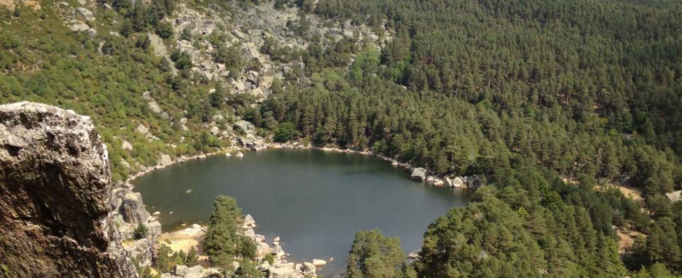 La lagune noire rafraichissante dorigine glaciaire qui se trouve en