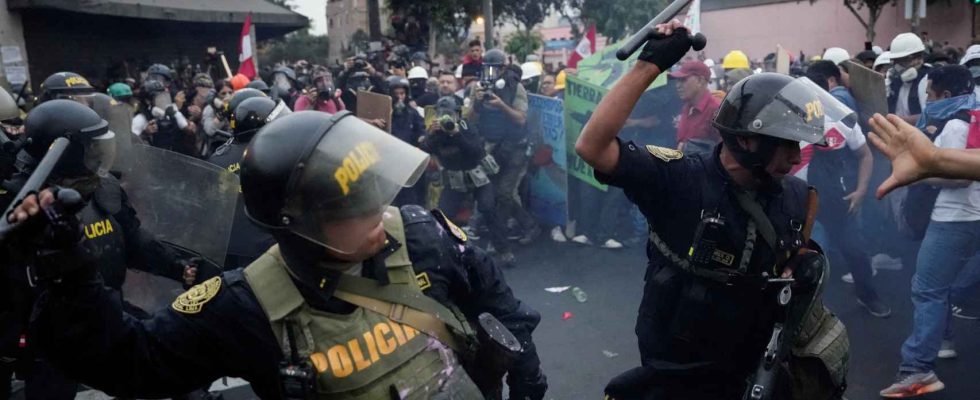 La police de Dina Boluarte reprime la prise de Lima