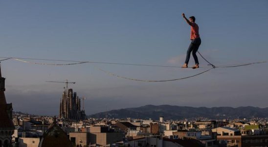 Le prestigieux funambule Nathan Paulin traverse le ciel de Barcelone