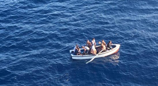Les passagers dun bateau sont secourus en haute mer et