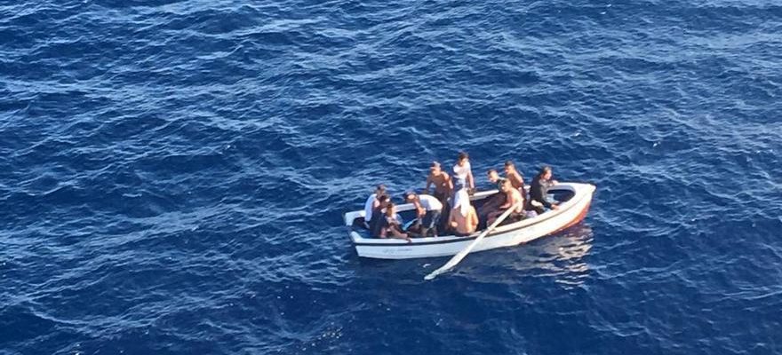 Les passagers dun bateau sont secourus en haute mer et