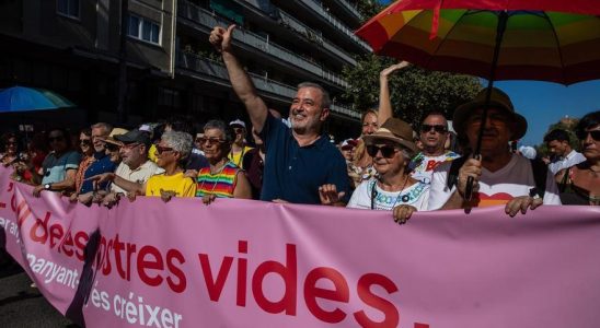 Les politiciens colorent Barcelona Pride une campagne electorale et demandent