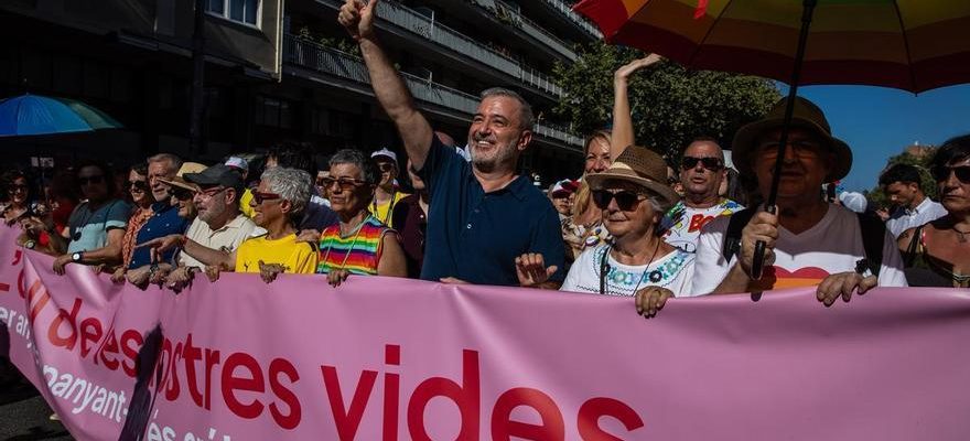 Les politiciens colorent Barcelona Pride une campagne electorale et demandent