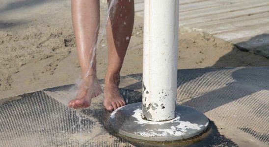 Linvention ingenieuse contre la secheresse dans les douches de plage