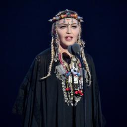 Madonna reflechit un mois apres son hospitalisation Jai de