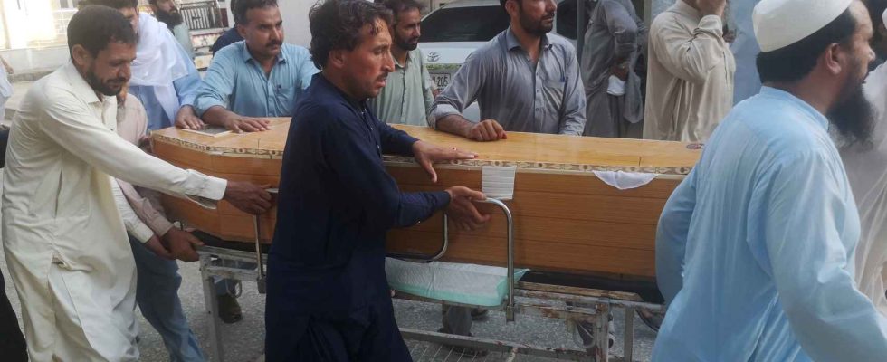 Un attentat suicide de lideologie talibane tue 35 personnes et fait