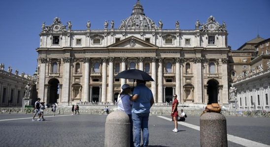 Un cardinal leve une equipe de football feminin du Vatican