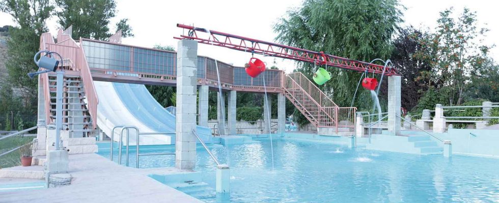 Un parc aquatique avec cinq piscines et un gorille geant
