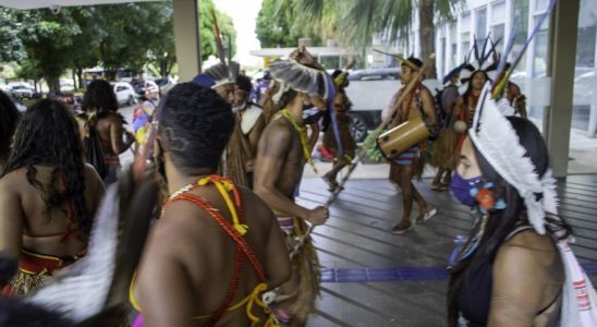 Une attaque contre un village indigene au Bresil fait au