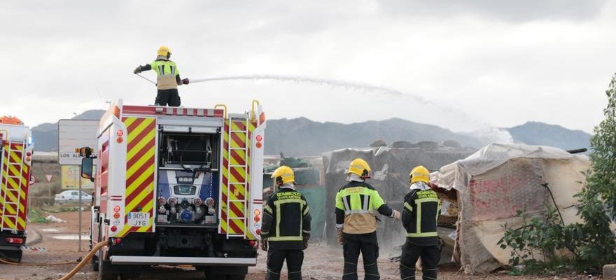 Une soixantaine de cabanes detruites dans lincendie dune colonie a