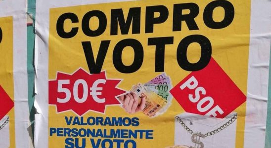 les fausses publicites contre le PSOE qui tapissent le centre