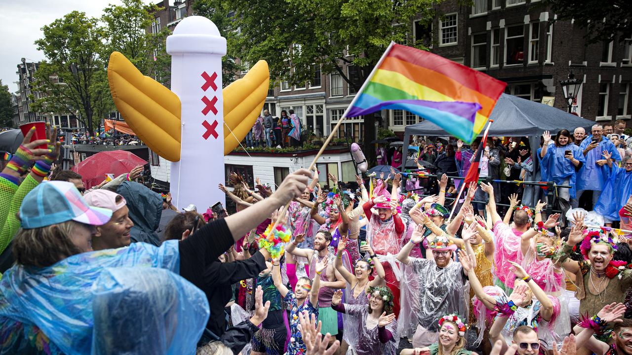 Beeld uit video: Amsterdamse grachten vol met regenboogboten tijdens Canal Parade