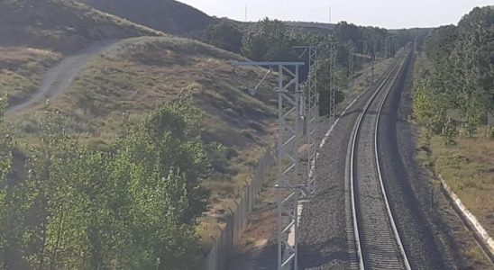 Adif commence a installer des poteaux catenaires entre Teruel et