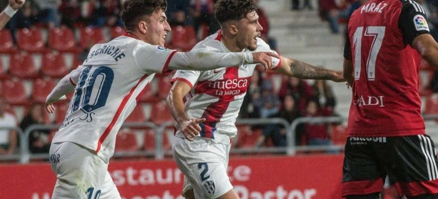 Huesca officialise les transferts de Ratiu et Escriche