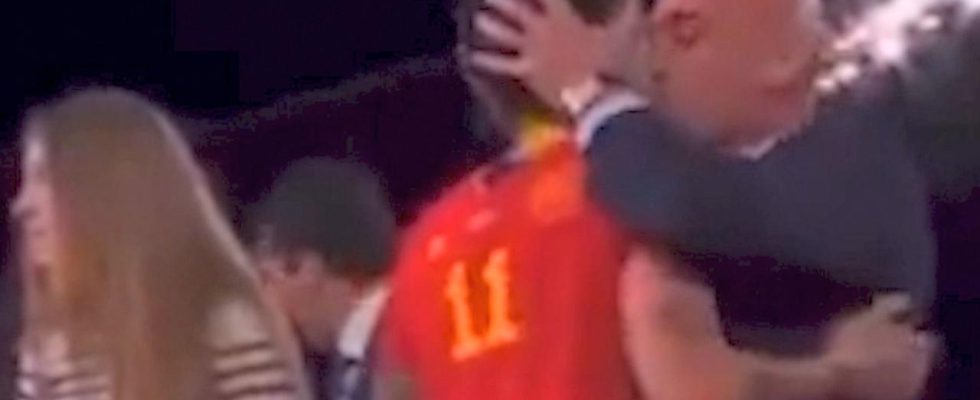 LAssociation espagnole de football reporte sa reunion apres un baiser