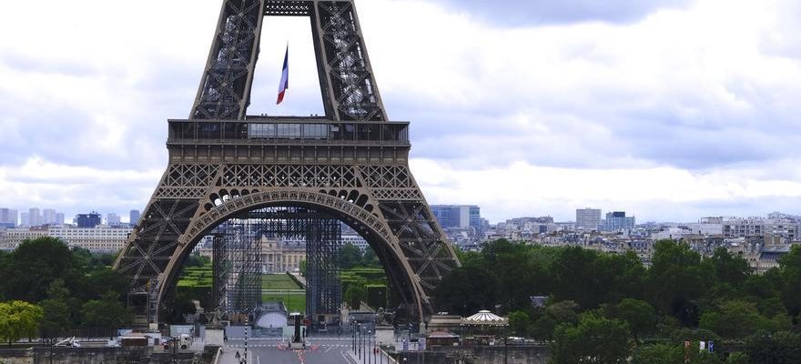 La Tour Eiffel et ses environs sont evacues en raison