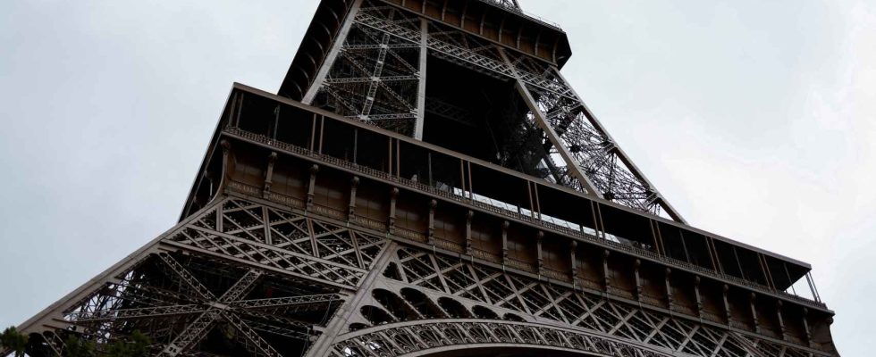La Tour Eiffel evacuee en raison dune alerte a la