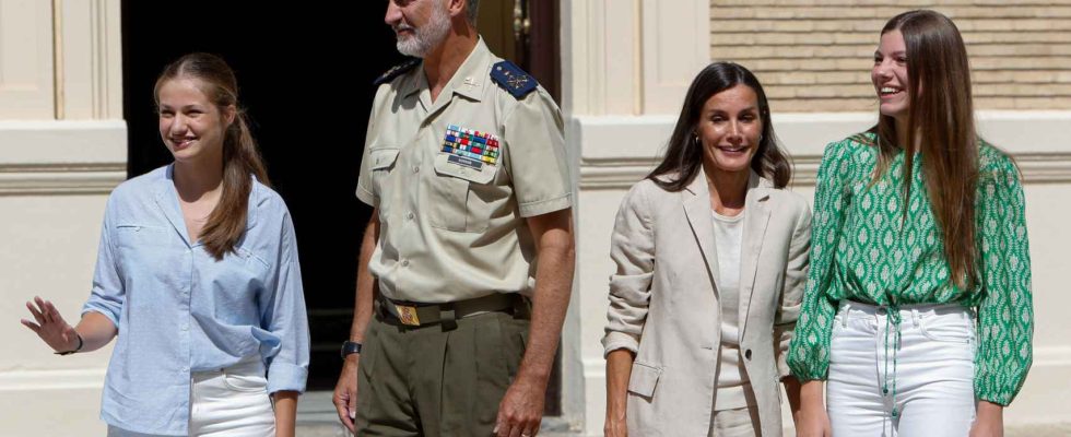 La princesse Leonor entre a lAcademie militaire de Saragosse accompagnee