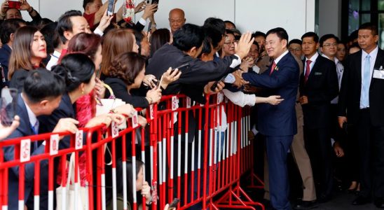 Lancien Premier ministre Thaksin revient en Thailande apres quinze ans